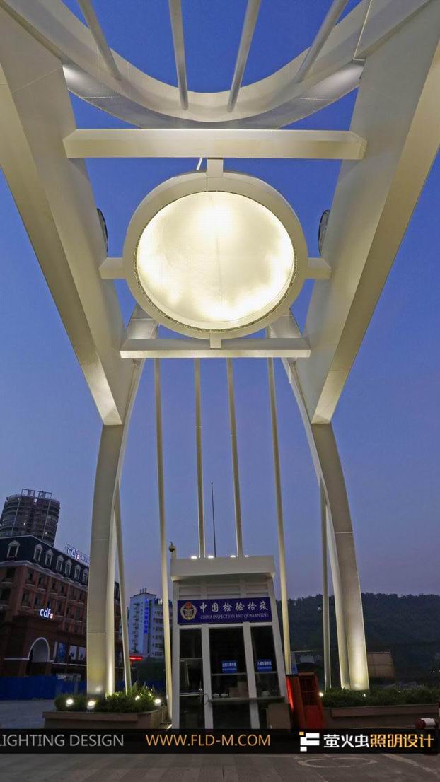 河口國門,越南街,河口口岸辦,國門燈光工程,聯(lián)檢樓燈光,河口公路大橋燈光,河口南溪河大橋燈光,河口口岸聯(lián)檢中心燈光,中越國門燈光,河口商務局,亮化工程設計,樓體亮化,樓體亮化設計,城市亮化設計,路燈景觀燈照明工程,云南,昆明,螢火蟲燈光設計,螢火蟲照明工程,商業(yè)中心燈光設計,商場照明工程燈光設計,城市亮化工程,大樓亮化,大樓亮化工程,路燈景觀燈,昆明燈光設計,云南亮化設計,昆明光彩工程設計,云南照明工程,